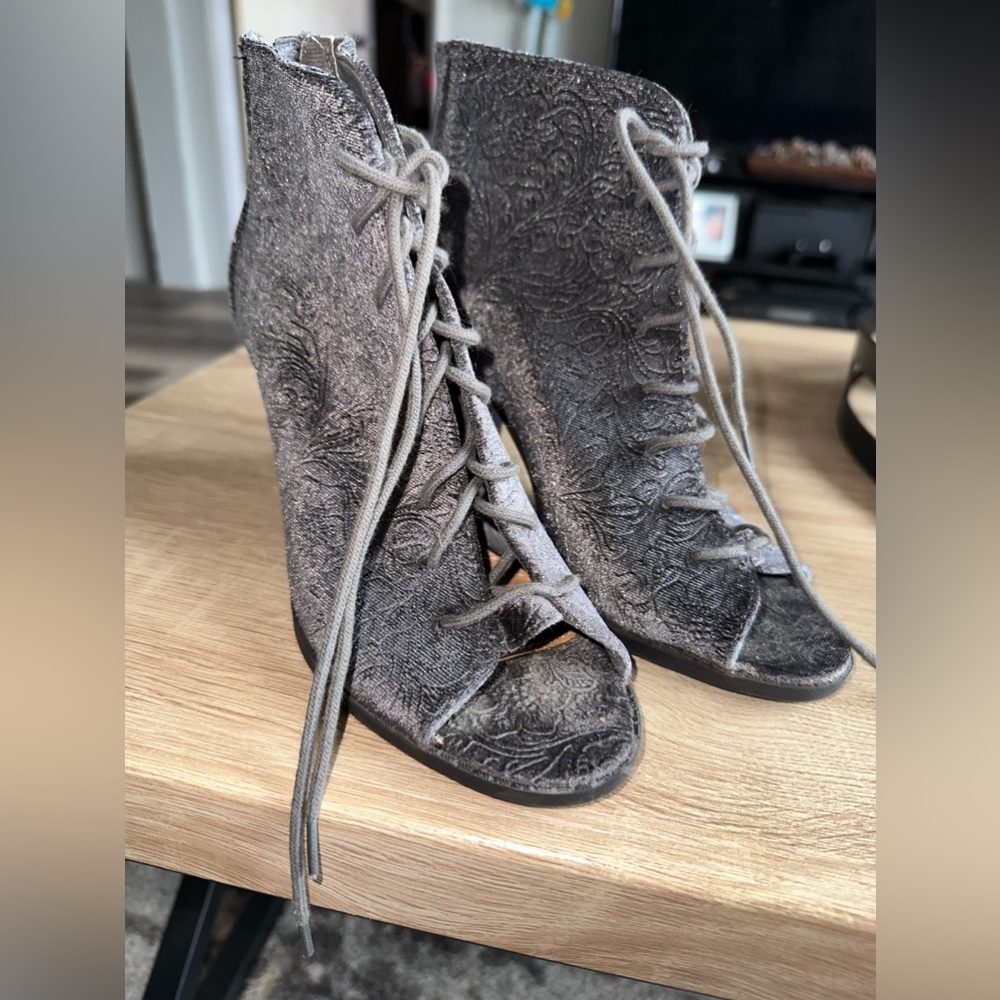 Women’s size 7 Report velour material heels